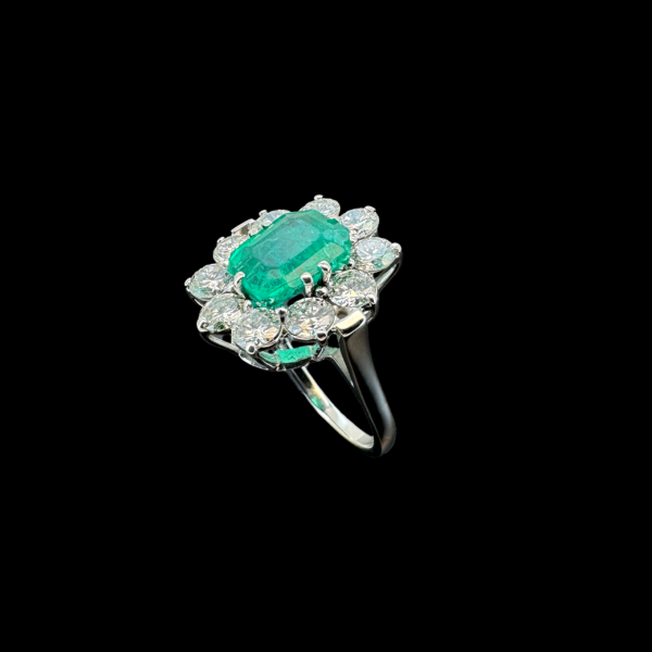 BAGUE FLEURE OR GRIS 750 ÉMERAUDE DIAMANTS – Image 3