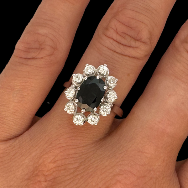 BAGUE OR GRIS 750 UN SAPHIR CENTRAL DIAMANTS – Image 4