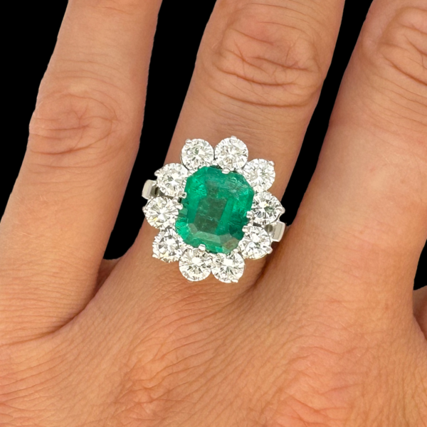 BAGUE FLEURE OR GRIS 750 ÉMERAUDE DIAMANTS – Image 4