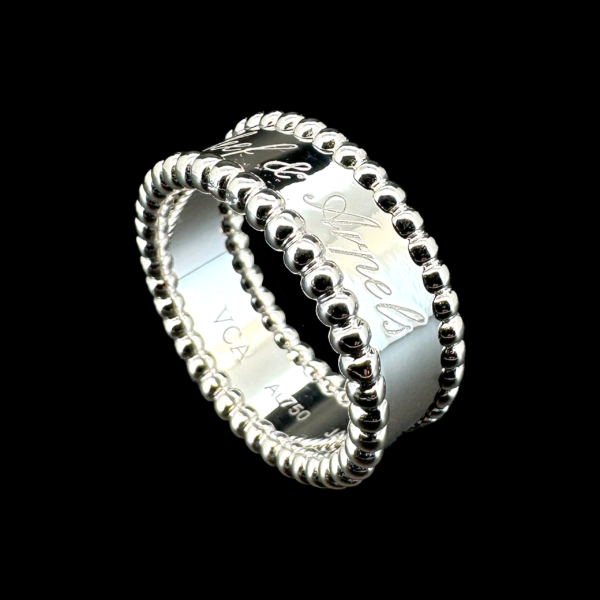 BAGUE VAN CLEEF & ARPELS PERLÉE SIGNATURE OR GRIS 750 – Image 2