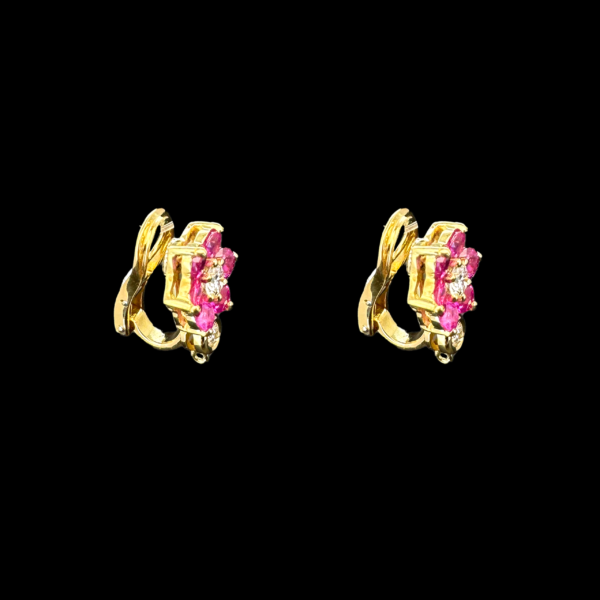 BOUCLES D'OREILLES FLEURS EN OR JAUNE 750 RUBIS DIAMANTS – Image 2