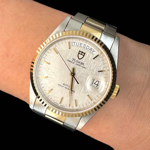 TUDOR PRINCE DATE + DAY EN OR JAUNE ET ACIER 36MM – Image 4