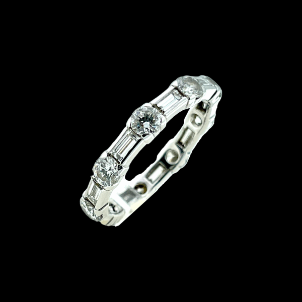 BAGUE EN OR BLANC 740 SERTIE DE DIAMANTS RONDS ET BAGUETTES – Image 2