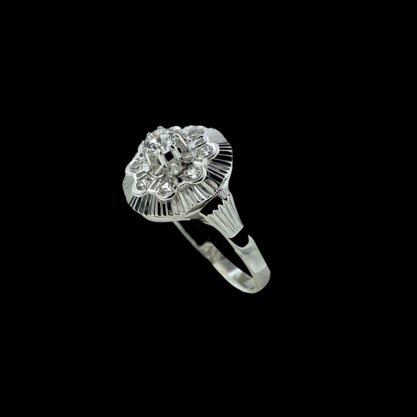 BAGUE SOLITAIRE FLEUR VINTAGE OR GRIS 750 ZIRCONS – Image 2