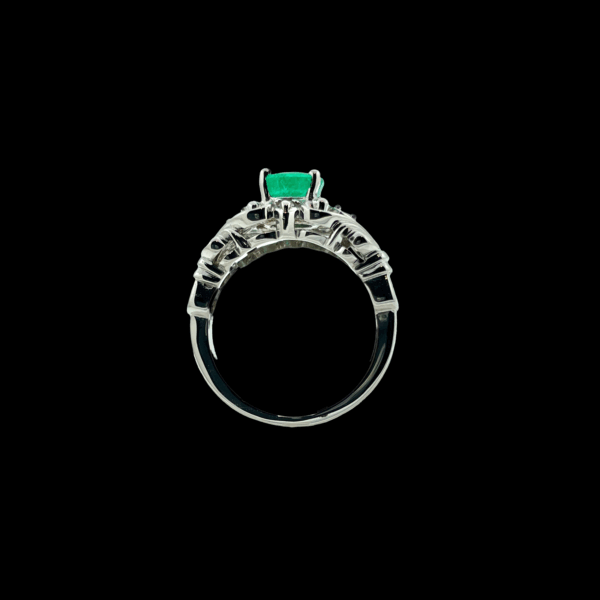 BAGUE EN OR GRIS 750 ÉMERAUDE DIAMANTS – Image 3